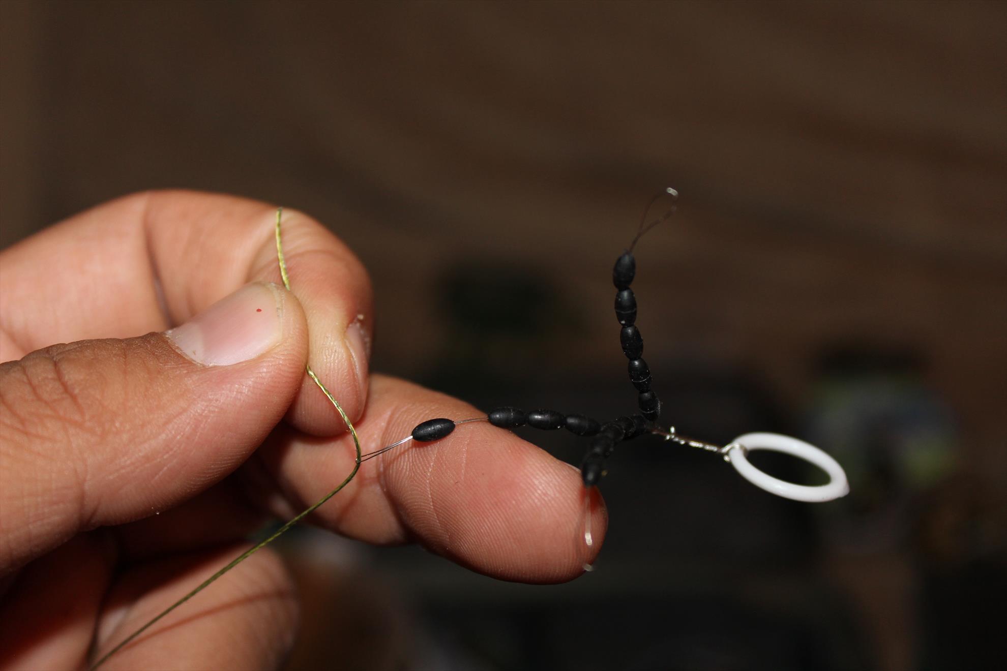 O montura de vara.. - Se taie o bucata de fir camasuit de aproximativ 35cm si se decojeste aproximativ 10cm